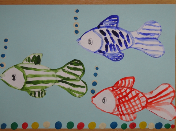 Аквариумные рыбки средняя группа. Рисование в средней группе на тему рыбки плавают в аквариуме. Рыбки в аквариуме рисование в средней группе. Рисование в средней группе рыбки плавают в аквариуме Комарова. Рисование рыбы в средней группе.