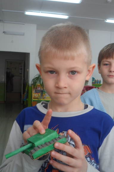 Подарок для папы "Танк" Конкурс «Подарок для папы» приуроченный к 23 февраля. Февраль 2015. Поделки. Дошкольники Подарок для папы "Танк"