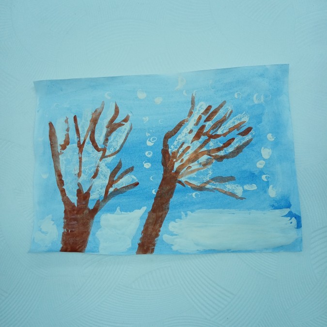 Деревья в снегу вторая младшая группа. Деревья в снегу рисование. Рисование в младшей группе деревья в снегу. Рисование ладошкой деревья в снегу. Деревья в снегу 2 мл гр.