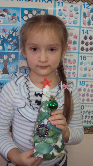 Ёлочка красавица. Конкурс «Маленькой ёлочке холодно зимой». Декабрь 2013. Поделки и рисунки. Дошкольники Ёлочка красавица.