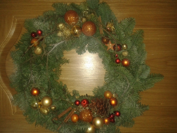 новогодний веночек из живых веток ели Конкурс Новогодних поделок. Декабрь 2013. Дошкольники новогодний веночек из живых веток ели