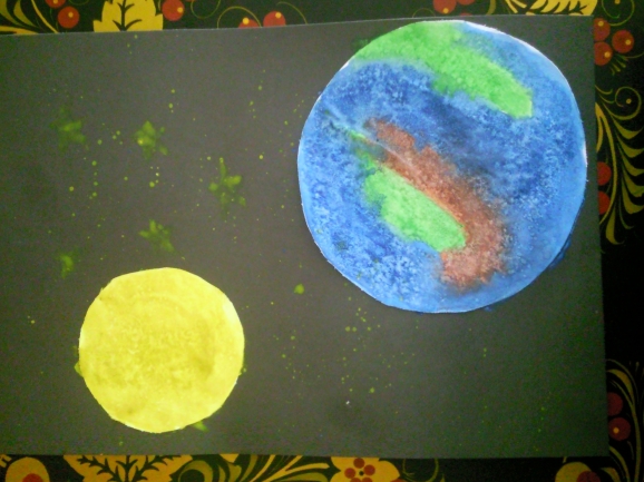 Макет луны 1 класс окружающий. Поделка земля и Луна. Аппликация земля. Аппликация планеты. Луна Спутник земли поделка.