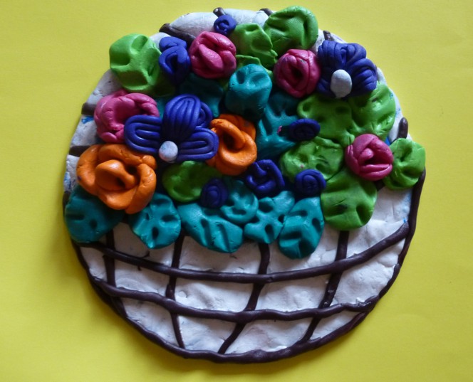 Цветы из пластилина. Поделка из пластилина маме на день рождения. Красивые поделки из пластилина. Поделки из пластилина маме. Лепка цветы сердечки.