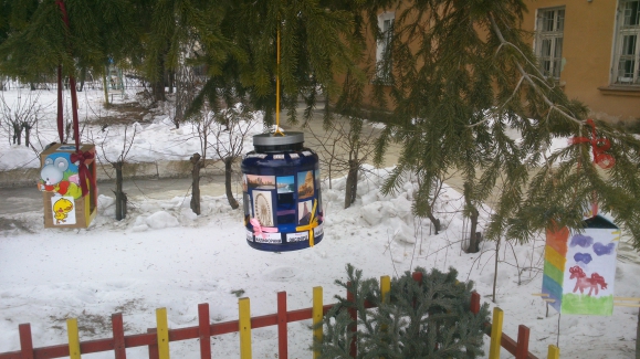 Чтобы приманить зимой птиц в наш сад, мы повесили вот такие самодельные кармушки Акция «Кормушка для пичужки» Чтобы приманить зимой птиц в наш сад, мы повесили вот такие самодельные кармушки