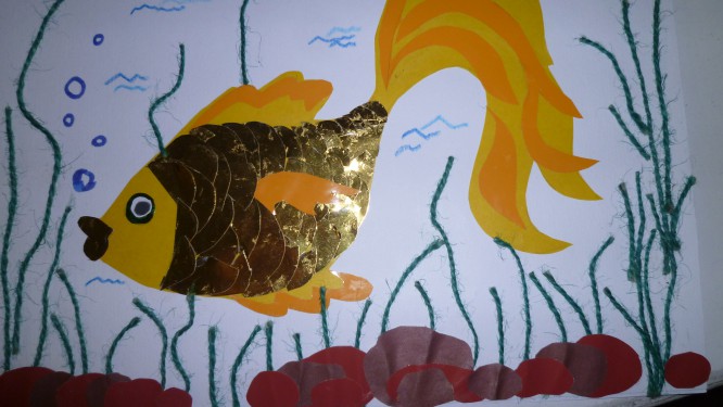 Золотая рыбка младшая группа. Аппликация Золотая рыбка. Аппликация Золотая рыбка в старшей группе. Аппликация из цветной бумаги Золотая рыбка. Аппликация Золотая рыбка в подготовительной группе.