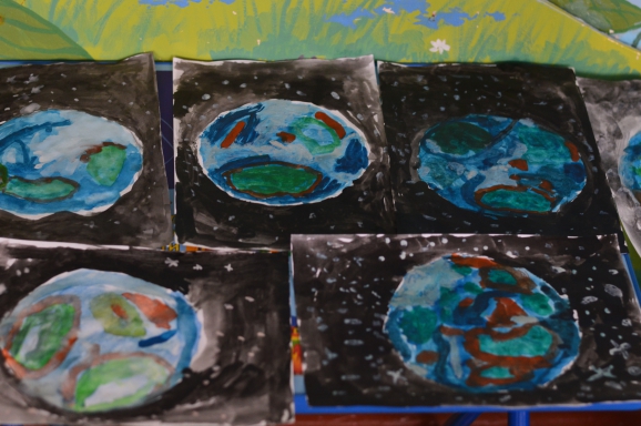 Неделя земли в старшей группе. Рисование Планета земля старшая группа. Рисование космос и земля. Рисование космос в старшей группе. Рисование планеты в старшей группе.