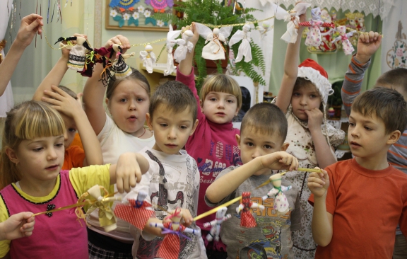 Так давайте устроим большой хоровод!Пусть все люди Земли с нами встанут в него... Международная миротворческая акция «Гирлянда дружбы» Так давайте устроим большой хоровод!Пусть все люди Земли с нами встанут в него...