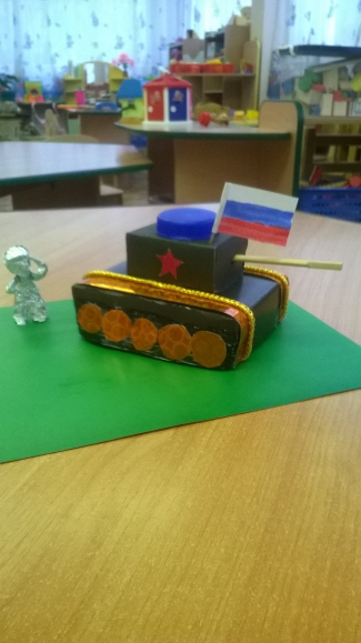 Танк и танкист. Конкурс «Подарок для папы» приуроченный к 23 февраля. Февраль 2015. Поделки. Дошкольники Танк и танкист.
