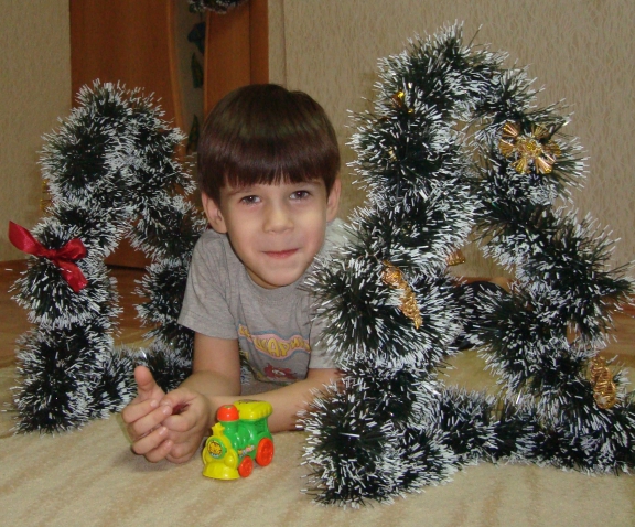 зелёные красавицы Конкурс «Маленькой ёлочке холодно зимой». Декабрь 2013. Поделки и рисунки. Дошкольники зелёные красавицы