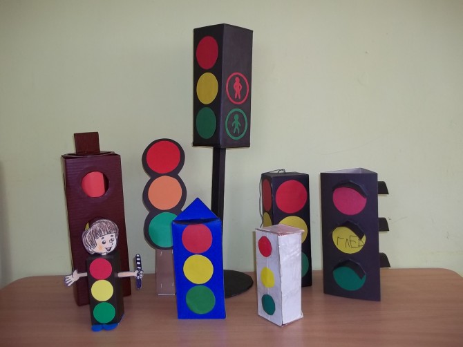 Пенал светофор. Конструирование светофор. Поделка светофор. Светофор поделка для детского сада. Конструирование светофора в подготовительной группе.