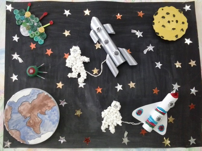 День космонавтики в 1 младшей группе. Поделки на тему космос. Аппликация на тему космос. Детские аппликации на тему космос. Поделки на космическую тему.