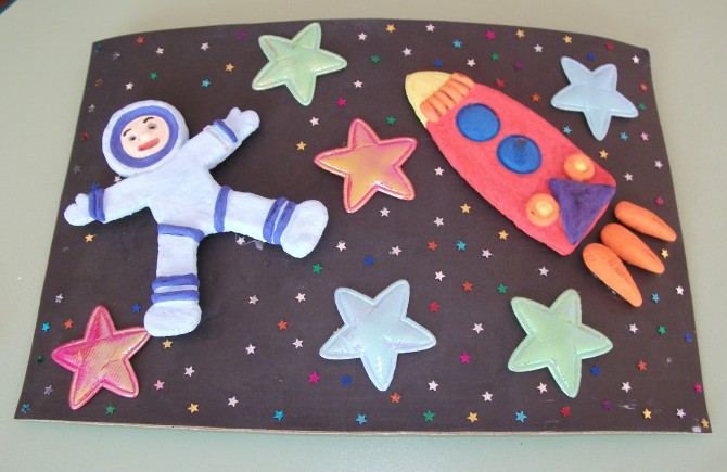 День космонавтики из воздушного пластилина. Поделки на тему космос. Аппликация на тему космос. Космические поделки для детского сада. Космические поделки из пластилина.
