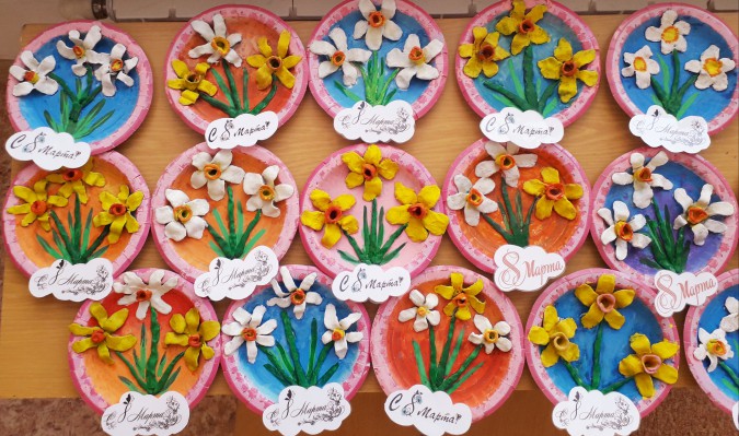 Цветы старшая группа. Лепка подарок маме в старшей группе. Букет для мамы пластилинография младшая группа. Пластинография в подготовительной группе. Цветы из пластилина.