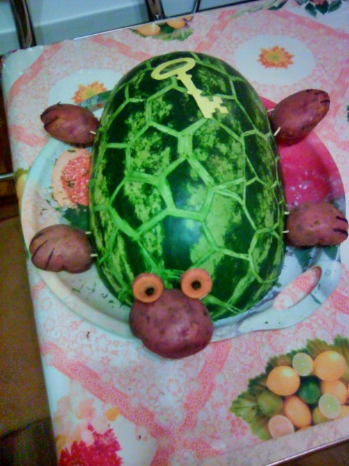 Овощ черепаха. Поделки из арбуза. Поделка из арбуза в детский сад. Черепаха из арбуза. Черепаха из овощей.