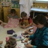 Детки старшей и подготовительной группы старательно делают кувадочки. Детки старшей и подготовительной группы старательно делают кувадочки.