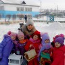 Идем вешать кормушки для птичек Идем вешать кормушки для птичек