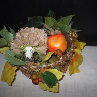 Повезло, как погляжу, Потрясающе ежу: Что ни куст, свернись, и вот Дом надёжный без хлопот! В куче листьев не поймёшь, Где укрылся мудрый ёж! Повезло, как погляжу, Потрясающе ежу: Что ни куст, свернись, и вот Дом надёжный без хлопот! В куче листьев не поймёшь, Где укрылся мудрый ёж!