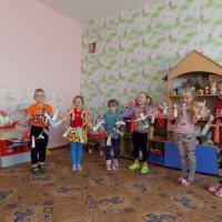Дружба никогда границ не знает, нет преград для дружбы никаких. Дружба на земле объединяет всех детей- и черных, и цветных. Дружба никогда границ не знает, нет преград для дружбы никаких. Дружба на земле объединяет всех детей- и черных, и цветных.