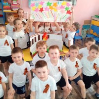 Коллективная работа группы № 5 Оригами с элементами аппликации Звёзды Салюта в честь Дня Победы. Коллективная работа группы № 5 Оригами с элементами аппликации Звёзды Салюта в честь Дня Победы.