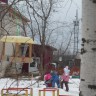 Что за стол среди берёз под открытым небом? Угощает он в мороз птиц зерном и хлебом. Что за стол среди берёз под открытым небом? Угощает он в мороз птиц зерном и хлебом.