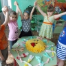 Дружат дети всей земли.И наших кукол на конкурс прими. Дружат дети всей земли.И наших кукол на конкурс прими.
