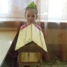 Я без дела не сижу, домик птичкам покажу. Я без дела не сижу, домик птичкам покажу.