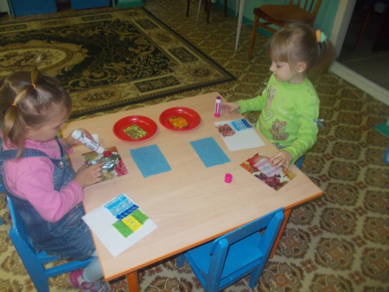 Смотреть фотографию №4 Фото №4 Вызвать интерес к созданию образа лоскутного одеяла из красивых фантиков
