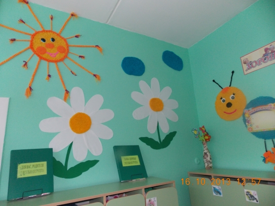 Оформление группы 2 3. Летнее украшение группы в детском саду. Приемная в детском саду. Украсить стену в детском саду в группе раннего возраста. Украшение стены в детском саду лето.