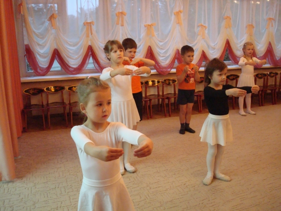 Смотреть фотографию №2 Фото №2 Они занимаются шашками занимаются в кружке по изодеятельности