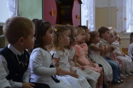 Смотреть фотографию №4 Фото №4 Ведущая детского праздника и персонаж Белочка помогли ребятам закрепить знания о чудесном времени года Осень об ассоциациациях в рамках осенней темы