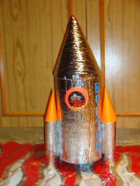 Ракета из бутылки ко дню космонавтики. Ракета поделка. Ракета из бутылки. Ракета из подручных материалов. Ракета из бросового материала.