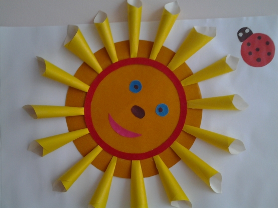 Солнышко улыбнись старшая группа. Солнышко из бумаги. Поделка солнышко из бумаги. Солнце поделка для детей. Солнце своими руками для детского сада.