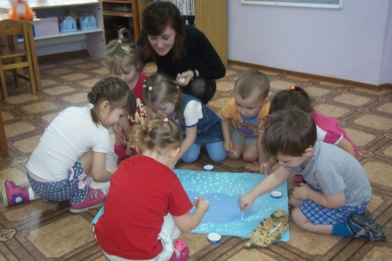 Смотреть фотографию №4 Фото №4 Закреплять навыки рисования красками при помощи пальчиков или ватных палочек Закреплять название цвета развивать мелкую моторику рук воспитывать бережное отношение друг к другу