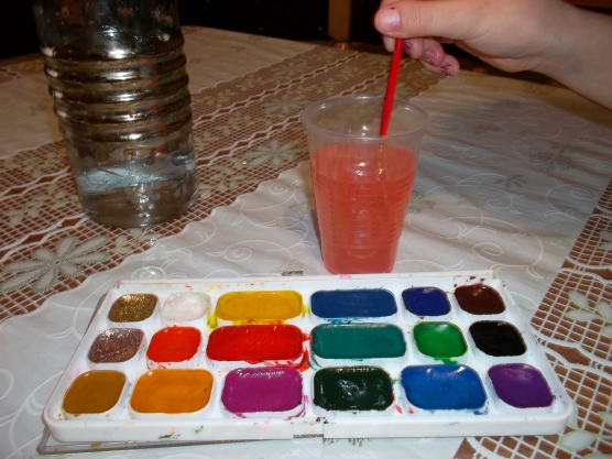 Опыт цветной. Опыт цветные льдинки. Цветные льдинки для детского сада. Цветной лед в детском саду. Эксперимент цветные льдинки.