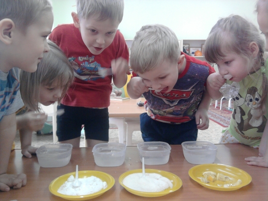 Опыты в старшей группе занятия. Эксперимент с мукой в старшей группе. Эксперименты для детей в ДОУ С водой. Эксперименты для детей 5-6 в детском саду. Опыты в саду с солью.
