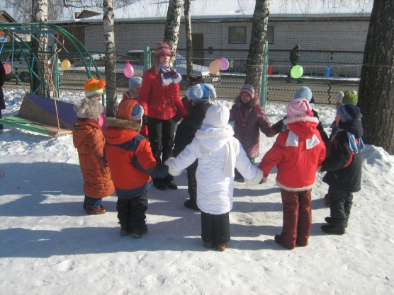 Игры на прогулке 2 младшая группа. Зимняя прогулка в детском саду. Прогулка в детском саду зимой. Зимняя прогулка в ДОУ. Дошкольники на прогулке старшая группа.