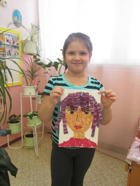 Смотреть фотографию №2 Фото №2 Дети рисуют любимых мам портреты любимых мам