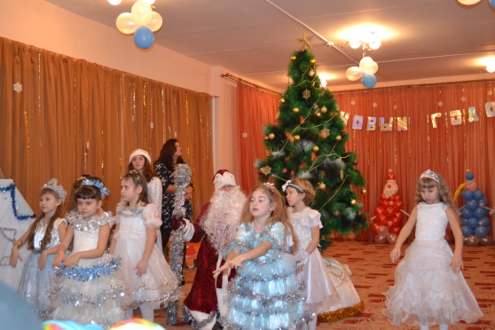 Смотреть фотографию №2 Фото №2 Лисичка и Волк помогали Бабе Яге украсть Звезду без которой в лесу сразу стало темно и Дед Мороз не мог найти дорогу в детский сад