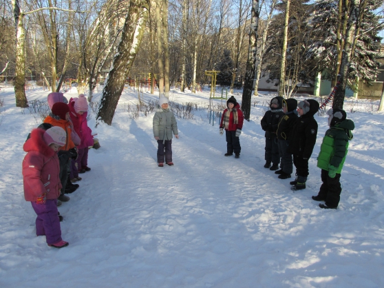 Игра мороз красный. Зимняя прогулка в детском саду. Зимняя прогулка в ДОУ. Физкультура на прогулке зимой. Дети играют в подвижные игры зимой.