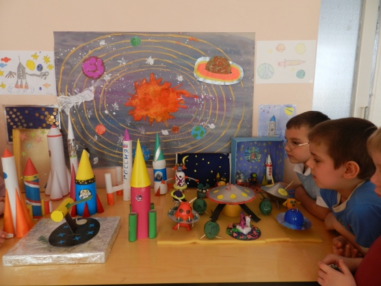 Выставка ко дню космонавтики в детском. Космические поделки для детского сада. Поделка ко Дню космонавтики. На выставку поделка в детский сад космос. Выставка на тему космос в детском саду.