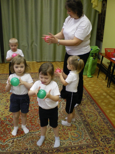 Физкультурное в первой младшей группе. Занятия на мяче в детском саду. Физкультурное занятие в младшей группе. Занятие в ясельной группе. Занятие мяч младшая группа.