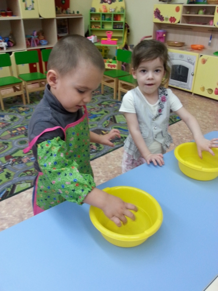 Занятие с водой в младшей группе