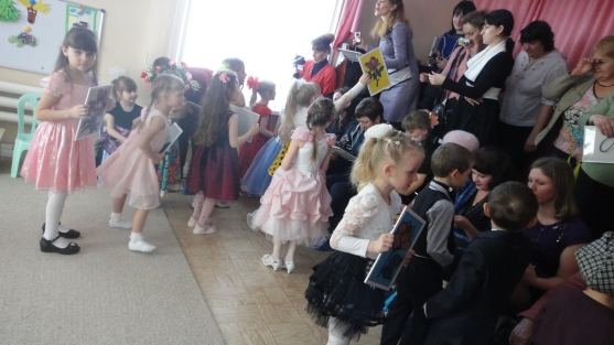 Смотреть фотографию №18 Фото №18 Но в этом году мы решили объединить все возрастные группы под одну тему Цветы для мамы