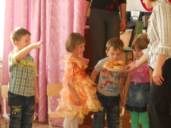 Смотреть фотографию №2 Фото №2 В этом году своим выпускникам решила подарить на память видеофильм с музыкальным сопровождением