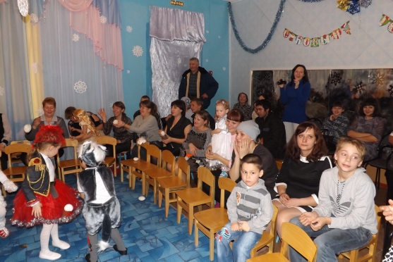 Смотреть фотографию №4 Фото №4 Роли исполняли ведущая Бондаренко Елена Борисовна Дед Мороз Денисова Лариса Викторовна Снегурочка Федорова Валентина Сергеевна Хлопушка Андрян Диана Вячеславовна