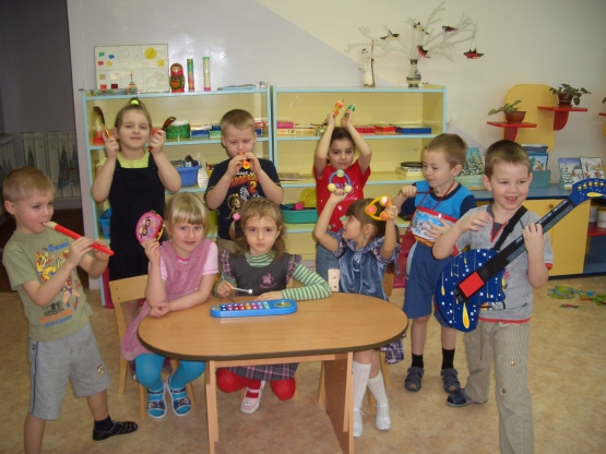Музыка первая младшая группа. Музыкальное занятие в детском саду. Музыкальные занятия в саду. Дети на музыкальном занятии в детском саду. Старшая группа детского сада.