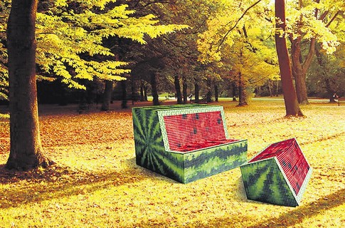 Новые дизайнерские скамейки на пейзажной аллее Фото Новые дизайнерские скамейки на пейзажной аллее