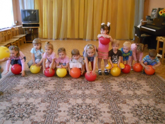 Физкультурное в первой младшей группе. Физкультурные занятия в ДОУ. Ребенок с мячом в саду. Физкультурное занятие с мячом. Физкультура в детском саду младшая группа.