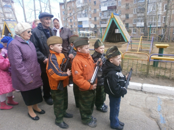 Смотреть фотографию №9 Фото №9 После концерта дети вместе с ветеранами построились в колонну и прошли торжественным строем к памятнику героям ВОВ