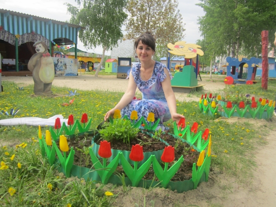 Конкурс лучший участок. Клумбы в ДОУ. Благоустройство территории детского сада. Цветник в детском саду. Клумбы на участке детского сада.